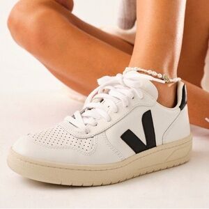 Veja V-10 sneaker worn once
